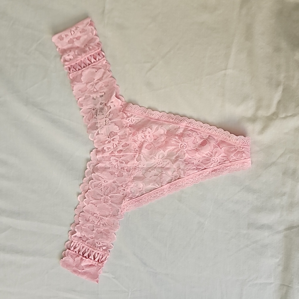 🆕 VS Light Pink Lace Thong Panties NWT